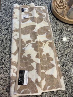 Ralph Lauren Sanders Floral
Antimicrobial Cotton Bath Towel
30"x 56" Tan $38